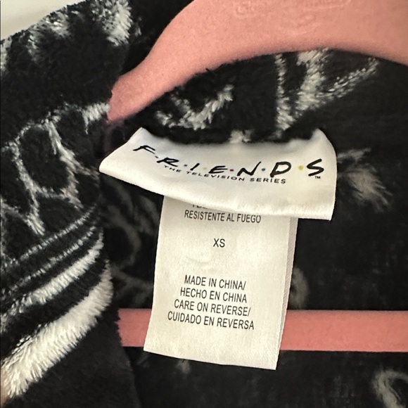 FRIENDS Brand Black and Pink Plush Belted Robe w/Friends Print - Size Girls XS - Picture 9 of 9